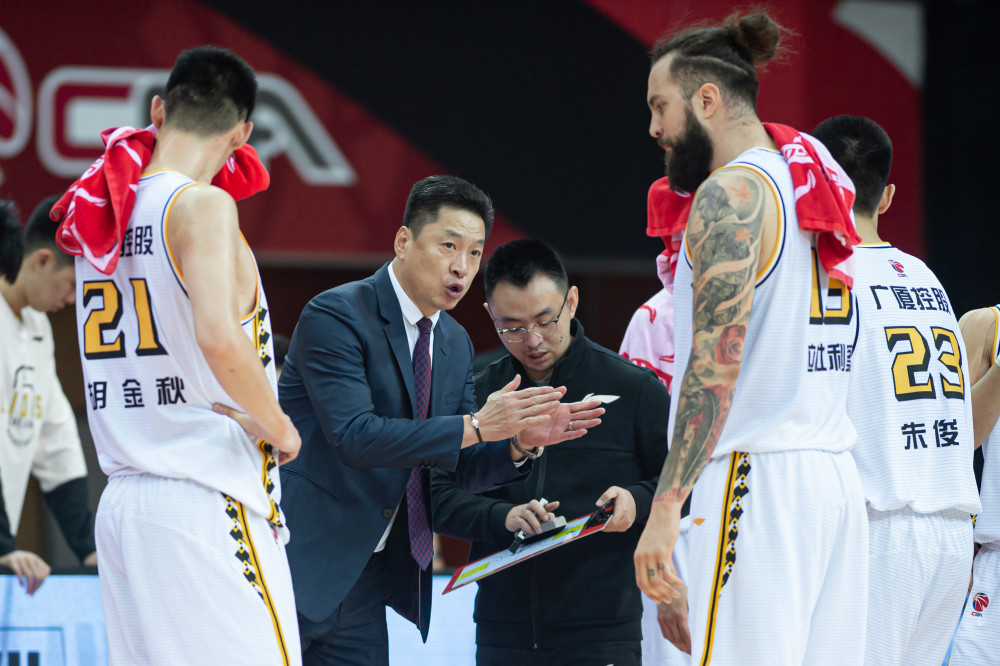 九游-里程碑夜费耶诺德调整名单，CBA季后赛今夜刷纪录，底气十足，临场指挥获称赞(费耶诺德vs国际米兰)